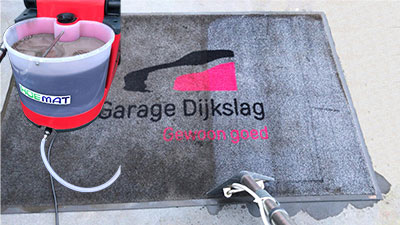 Hoemat meet de matten in en leggen voor een perfect resultaat Vloermat wordt gereinigd bij HOEMAT